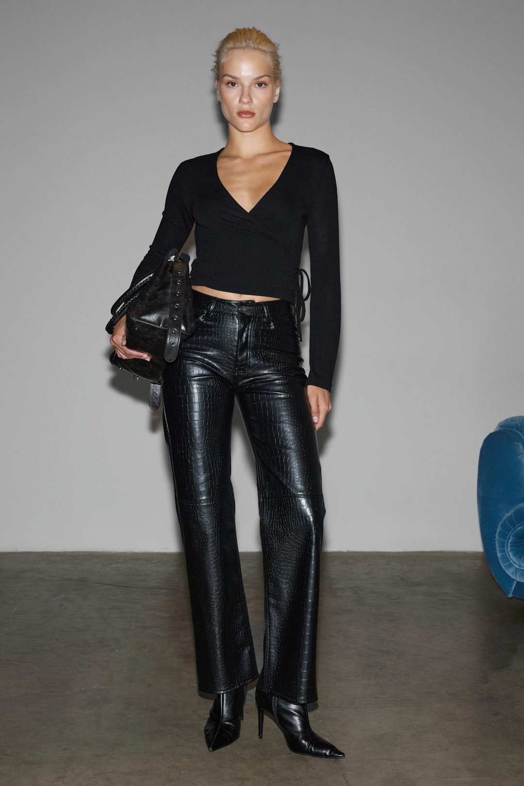 OLIVIERNS Kadın Önden Bağlamalı Vücudu Saran Nefes Alan Kumaşlı Siyah Bluz