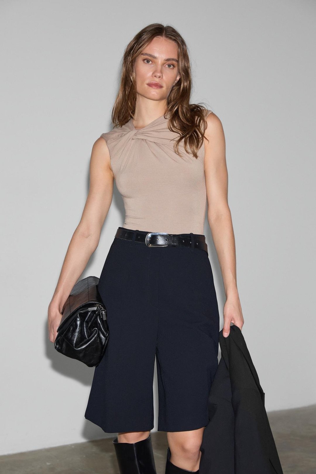 ORILENNA Kadın Önü Düğüm Detaylı Vücudu Saran Sıfır Kollu Slim Fit Bej Bluz