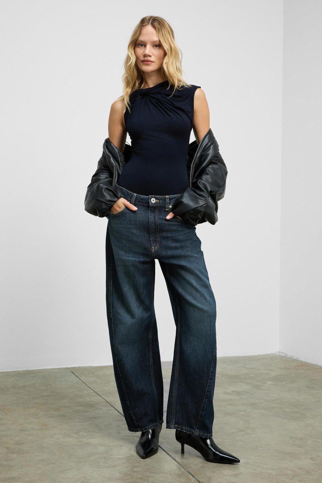 ORILENNA Kadın Önü Düğüm Detaylı Vücudu Saran Sıfır Kollu Slim Fit Lacivert Bluz