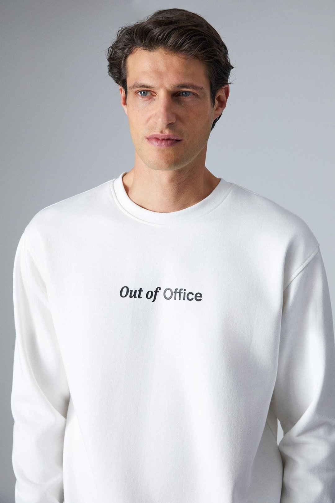 OUTOFFICE Erkek Baksı Detaylı Comfort Fit Bisiklet Yakalı Ekru T-Shirt