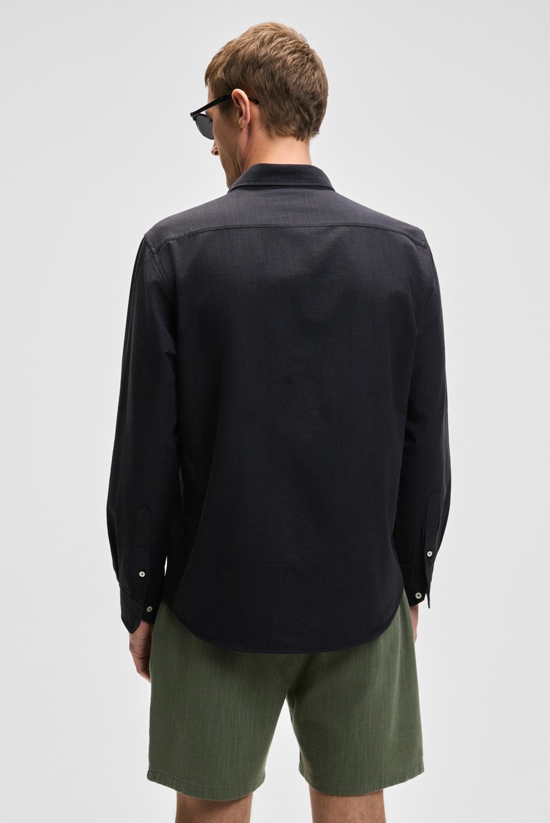 PERTTU Erkek %100 Pamuk Slim Fit Dar Kesim Düğmeli Yaka Keten Görünümlü Flamlı Siyah Gömlek