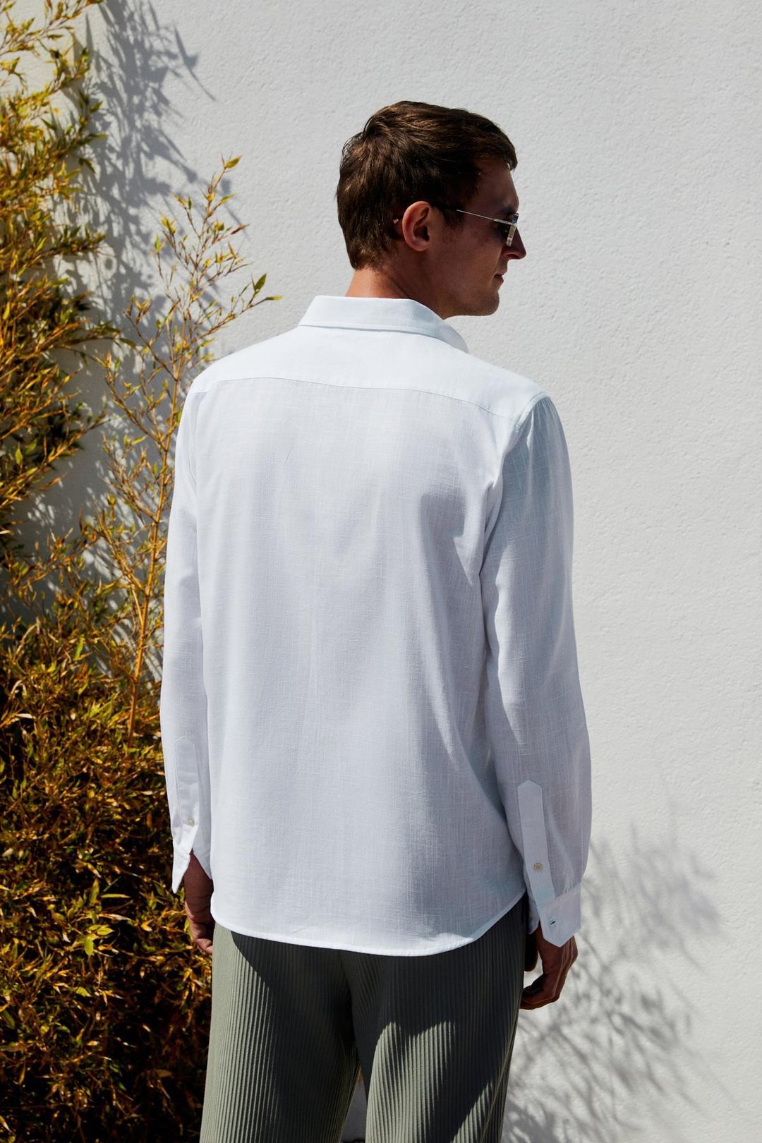 PERTTU Erkek %100 Pamuk Slim Fit Dar Kesim Düğmeli Yaka Keten Görünümlü Flamlı Beyaz Gömlek