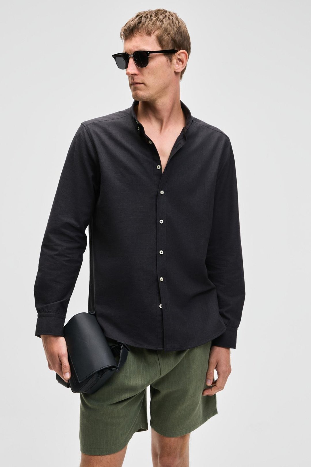 PERTTU Erkek %100 Pamuk Slim Fit Dar Kesim Düğmeli Yaka Keten Görünümlü Flamlı Siyah Gömlek