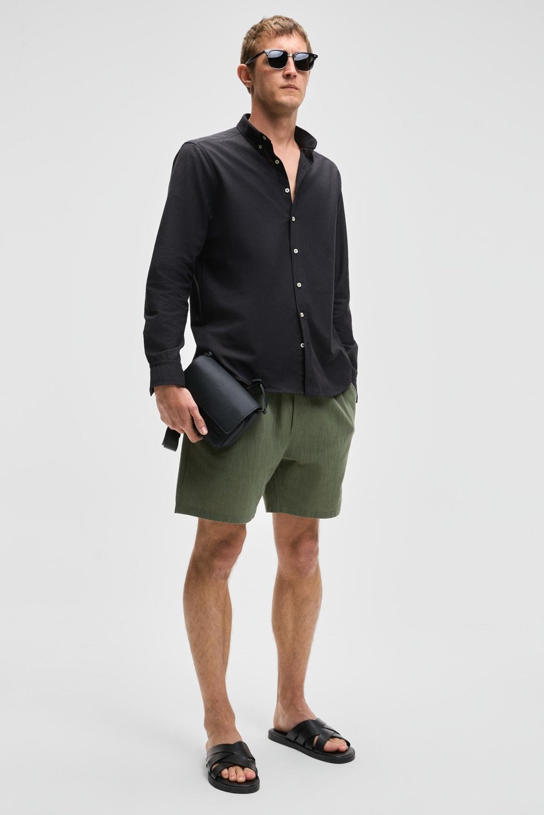 PERTTU Erkek %100 Pamuk Slim Fit Dar Kesim Düğmeli Yaka Keten Görünümlü Flamlı Siyah Gömlek