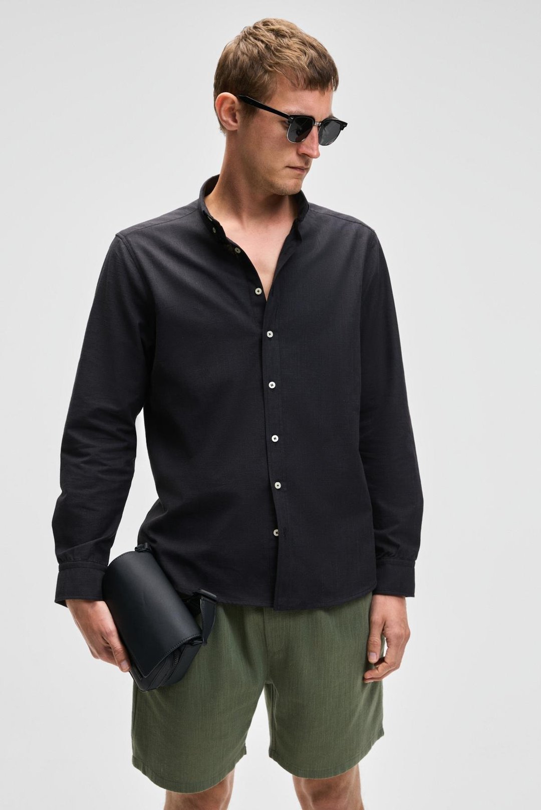 PERTTU Erkek %100 Pamuk Slim Fit Dar Kesim Düğmeli Yaka Keten Görünümlü Flamlı Siyah Gömlek