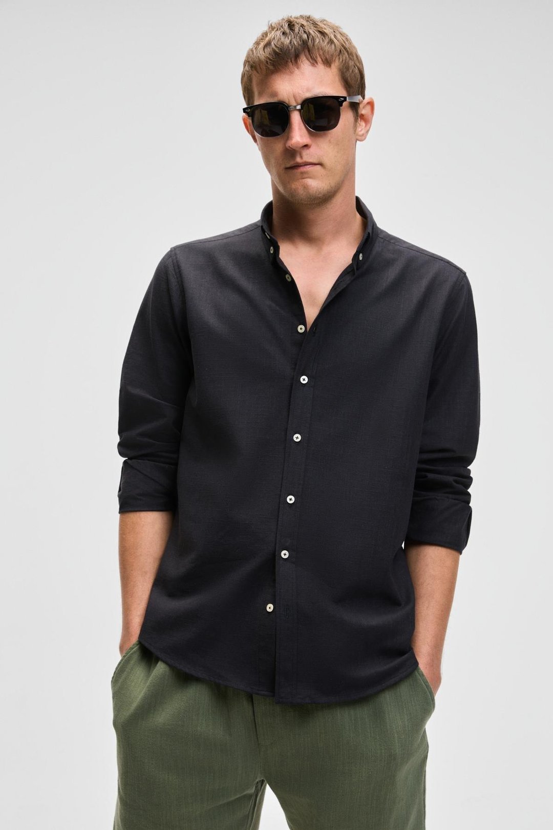 PERTTU Erkek %100 Pamuk Slim Fit Dar Kesim Düğmeli Yaka Keten Görünümlü Flamlı Siyah Gömlek