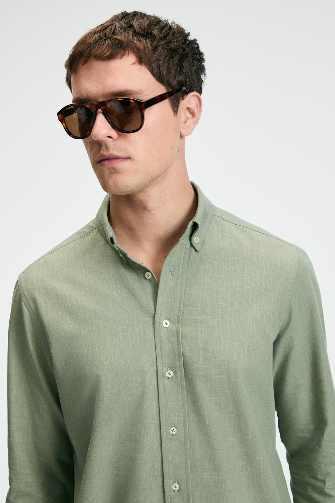 PERTTU Erkek %100 Pamuk Slim Fit Dar Kesim Düğmeli Yaka Keten Görünümlü Flamlı Haki Gömlek