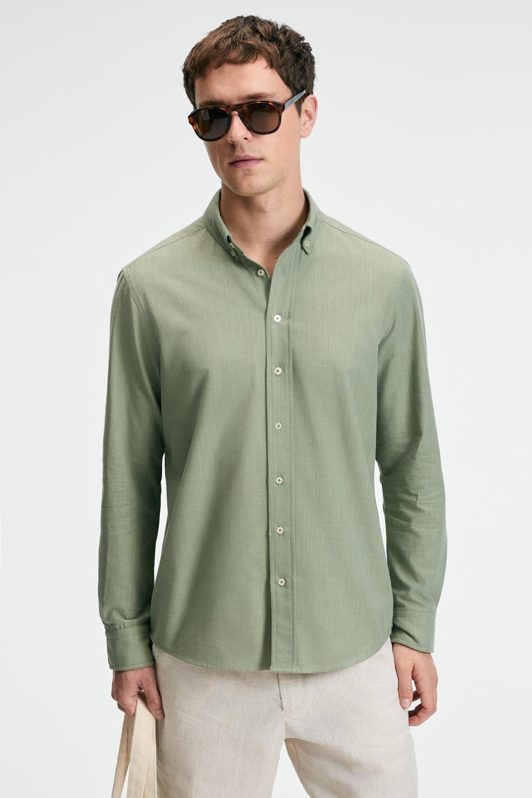 PERTTU Erkek %100 Pamuk Slim Fit Dar Kesim Düğmeli Yaka Keten Görünümlü Flamlı Haki Gömlek