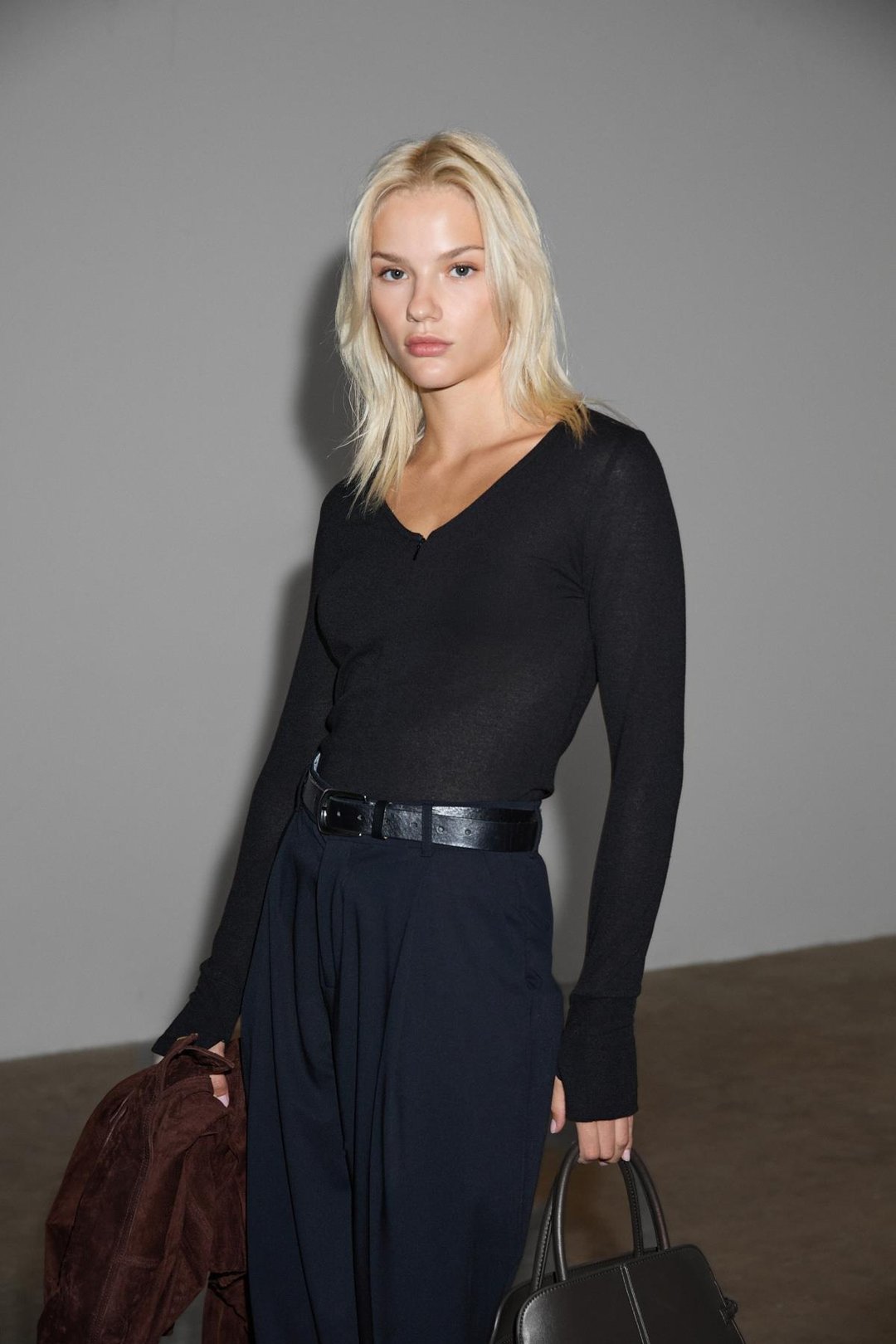 POLUNEA Kadın V Yakalı Önü Fermuar Kapamalı Vücuda Oturan Slim Fit Siyah Bluz