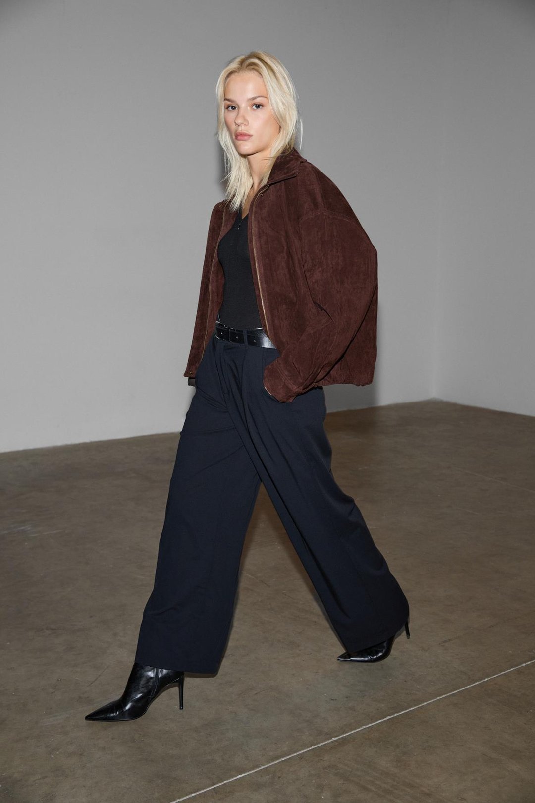 POLUNEA Kadın V Yakalı Önü Fermuar Kapamalı Vücuda Oturan Slim Fit Siyah Bluz