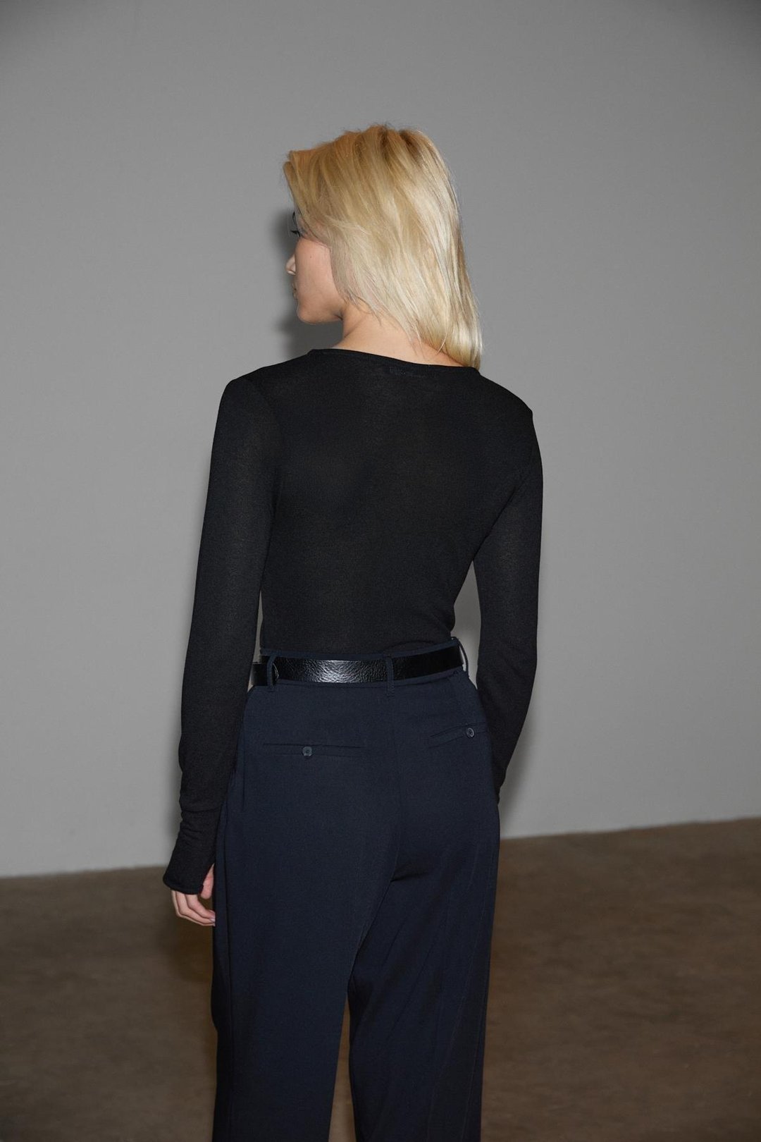 POLUNEA Kadın V Yakalı Önü Fermuar Kapamalı Vücuda Oturan Slim Fit Siyah Bluz