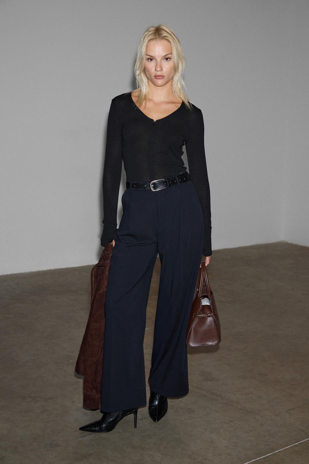 POLUNEA Kadın V Yakalı Önü Fermuar Kapamalı Vücuda Oturan Slim Fit Siyah Bluz