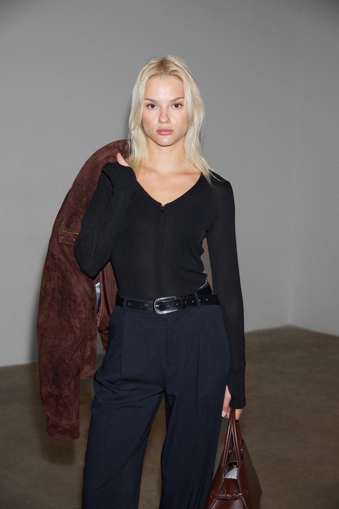 POLUNEA Kadın V Yakalı Önü Fermuar Kapamalı Vücuda Oturan Slim Fit Siyah Bluz