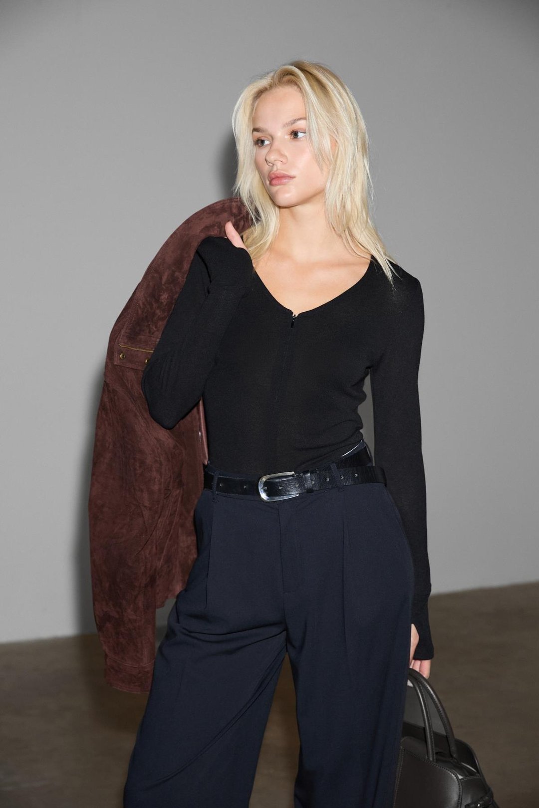 POLUNEA Kadın V Yakalı Önü Fermuar Kapamalı Vücuda Oturan Slim Fit Siyah Bluz