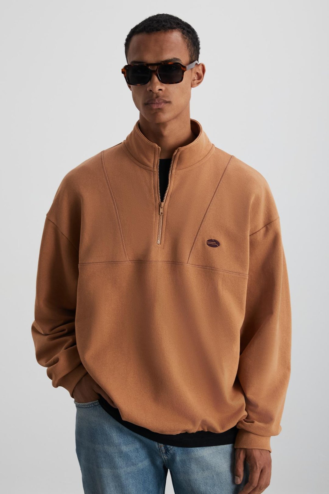 RADIANT Erkek %100 Organik Pamuk Nakış Detaylı Yarım Fermuarlı Dik Yakalı Kahverengi Sweatshirt