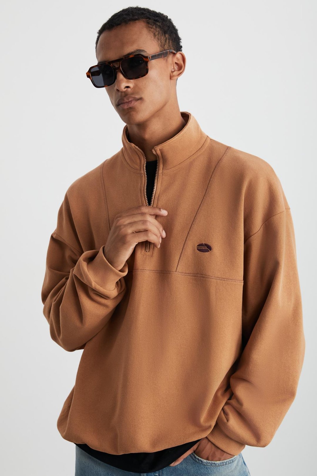 RADIANT Erkek %100 Organik Pamuk Nakış Detaylı Yarım Fermuarlı Dik Yakalı Kahverengi Sweatshirt