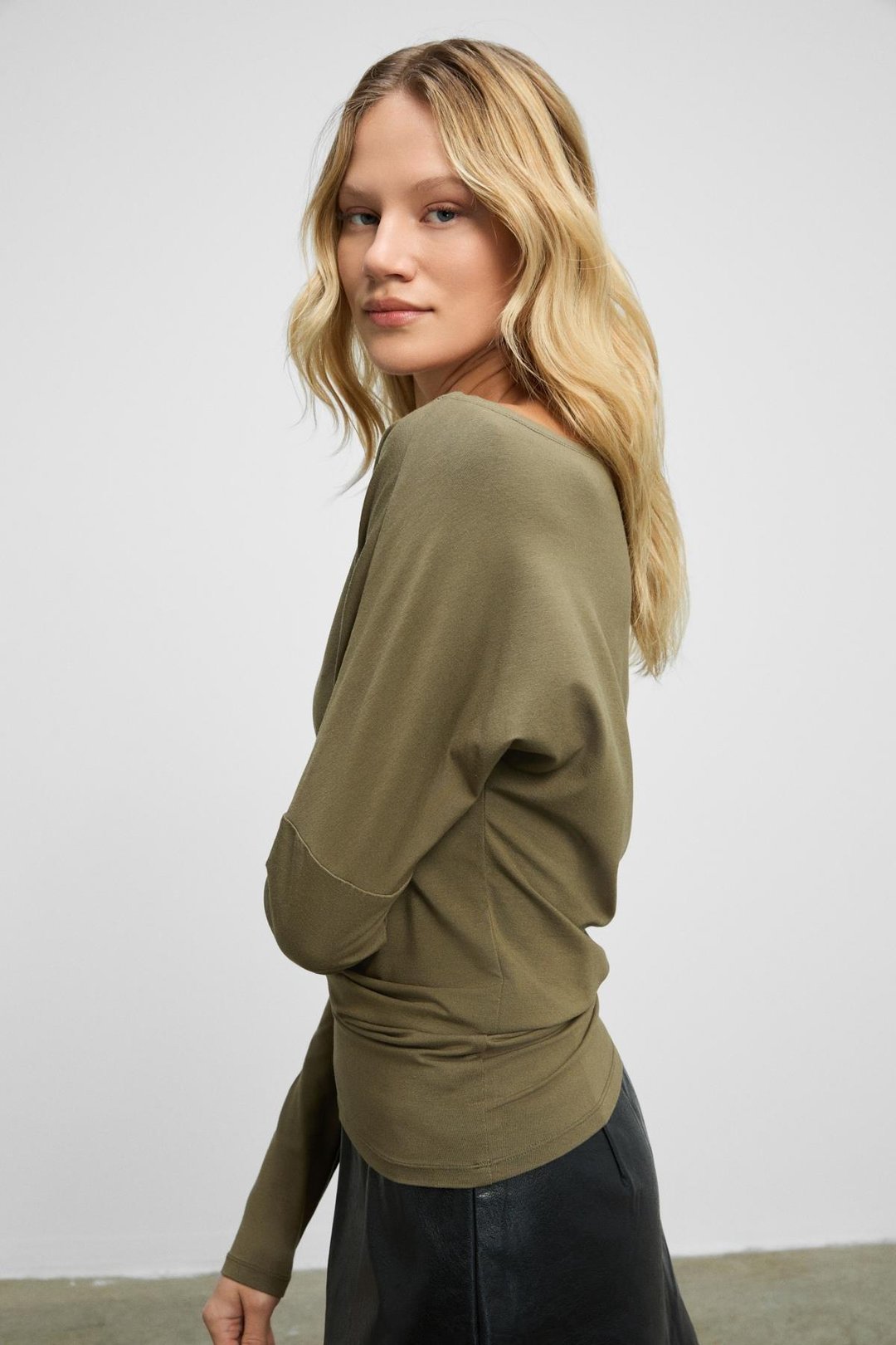 RALIVEA Kadın Kayık Yakalı Vücuda Oturan Esnek Kumaşlı Haki Bluz