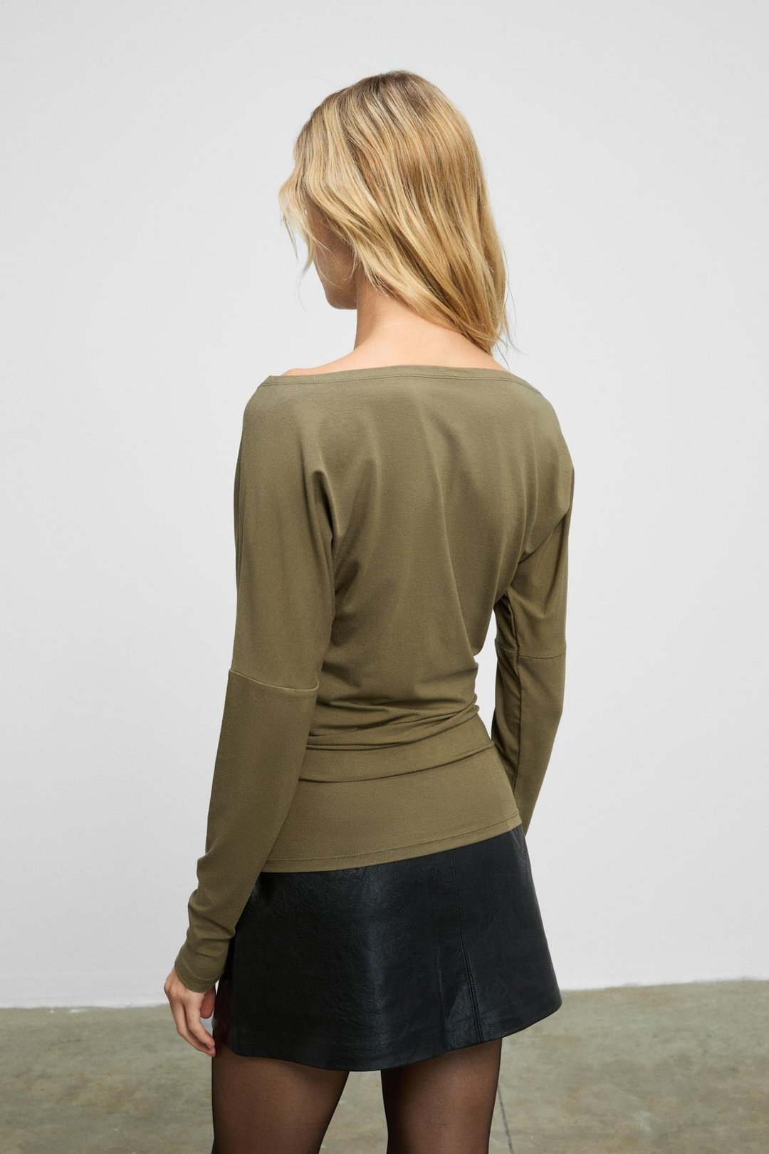 RALIVEA Kadın Kayık Yakalı Vücuda Oturan Esnek Kumaşlı Haki Bluz