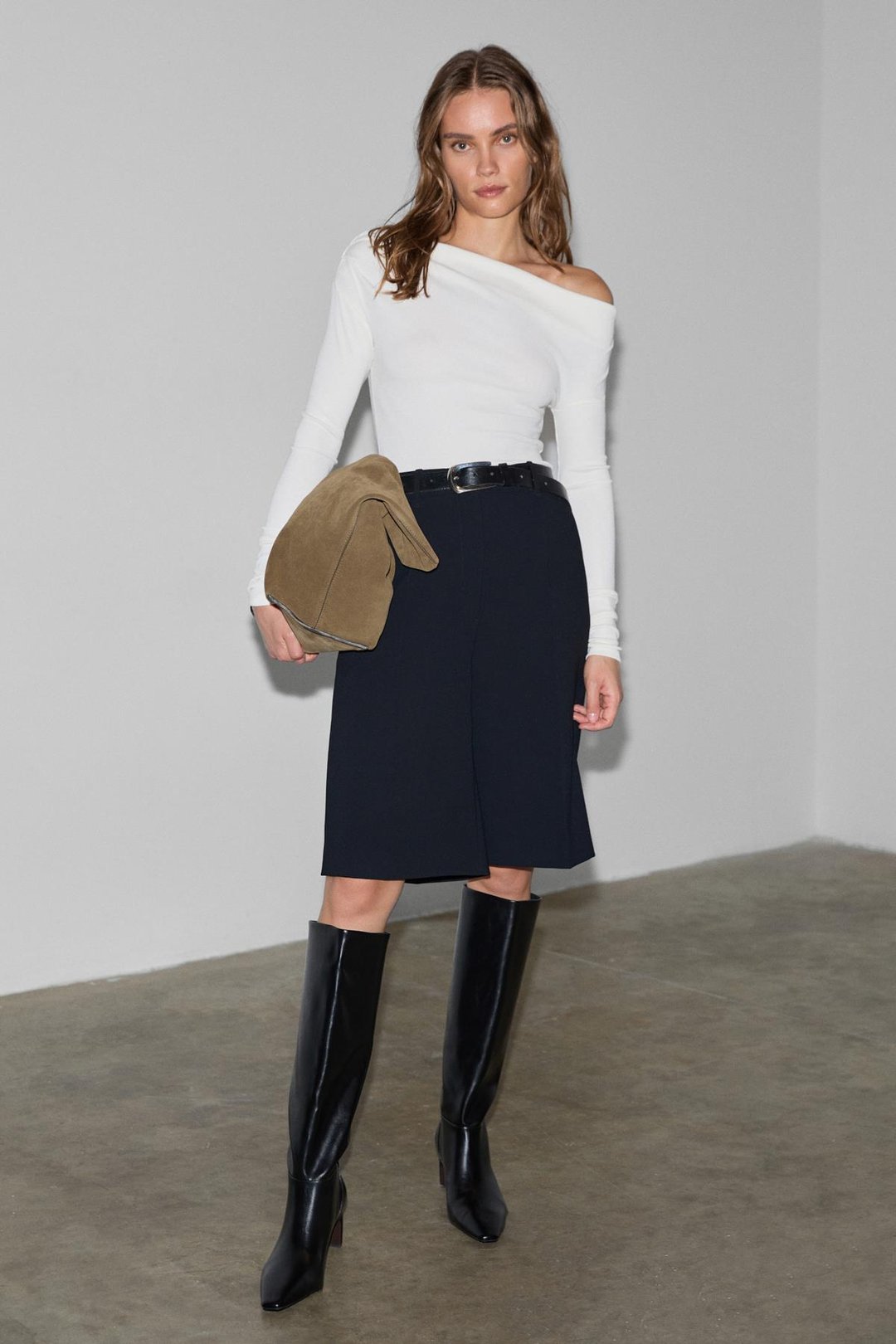 RALIVEA Kadın Kayık Yakalı Vücuda Oturan Esnek Kumaşlı Ekru Bluz