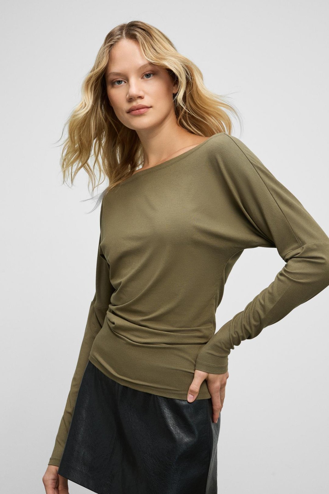 RALIVEA Kadın Kayık Yakalı Vücuda Oturan Esnek Kumaşlı Haki Bluz