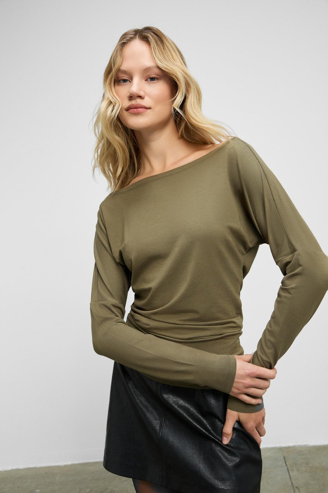 RALIVEA Kadın Kayık Yakalı Vücuda Oturan Esnek Kumaşlı Haki Bluz