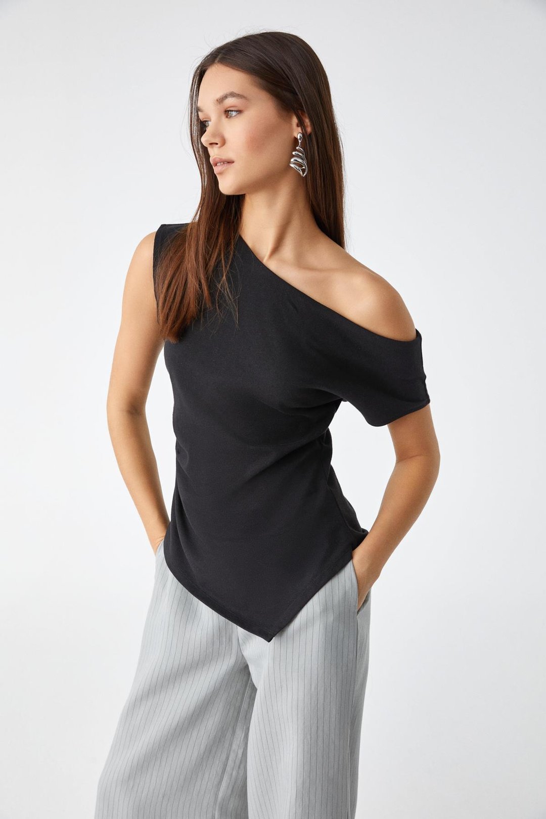 REHINGA Kadın Asimetrik Yaka Regular Kısa Kol Siyah T-Shirt