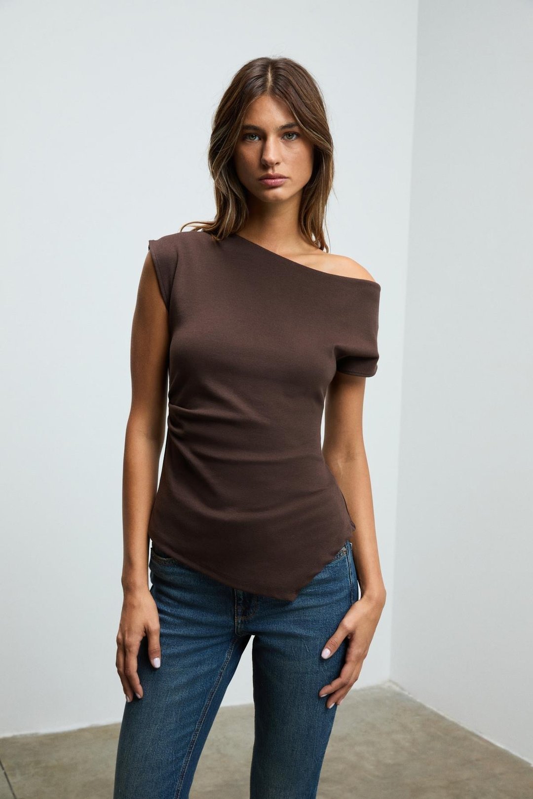 REHINGA Kadın Asimetrik Yaka Regular Kısa Kol Kahverengi Bluz