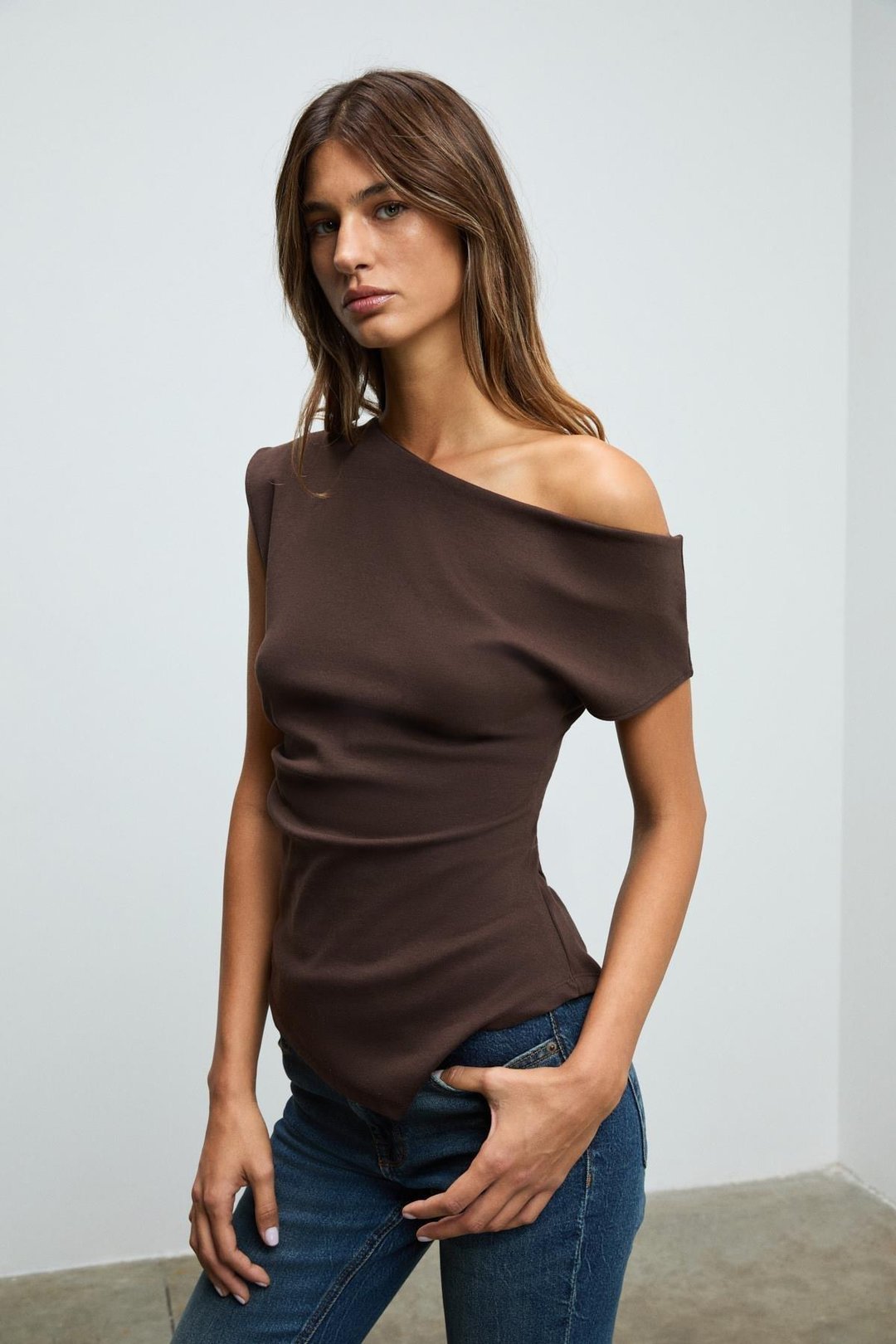 REHINGA Kadın Asimetrik Yaka Regular Kısa Kol Kahverengi Bluz