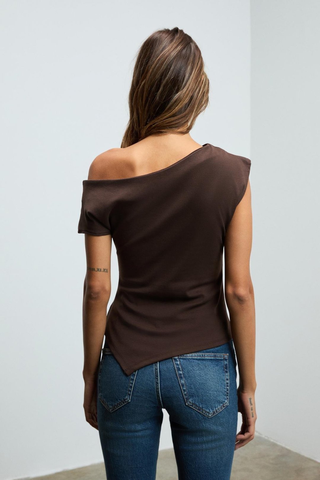 REHINGA Kadın Asimetrik Yaka Regular Kısa Kol Kahverengi Bluz