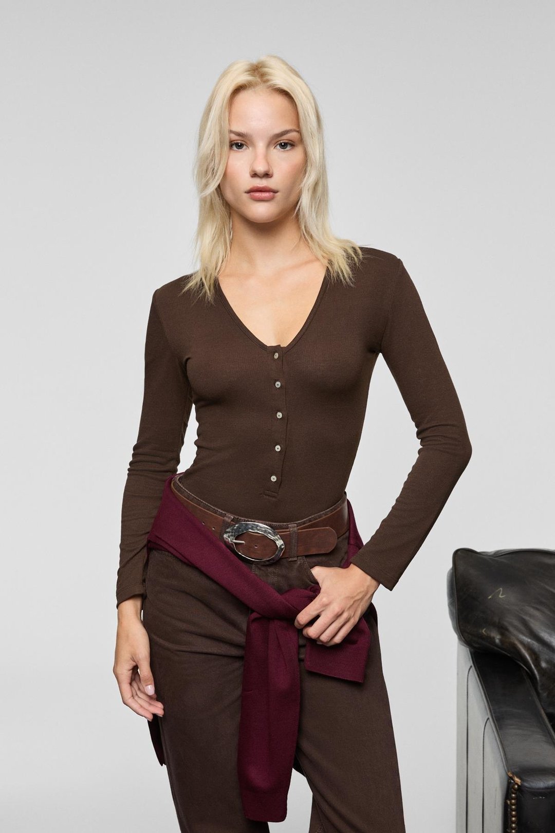 RENAVE Kadın Uzun Kollu Esnek Kumaşlı Düğme Ve Çıtçıt Detaylı Koyu Kahverengi Bluz