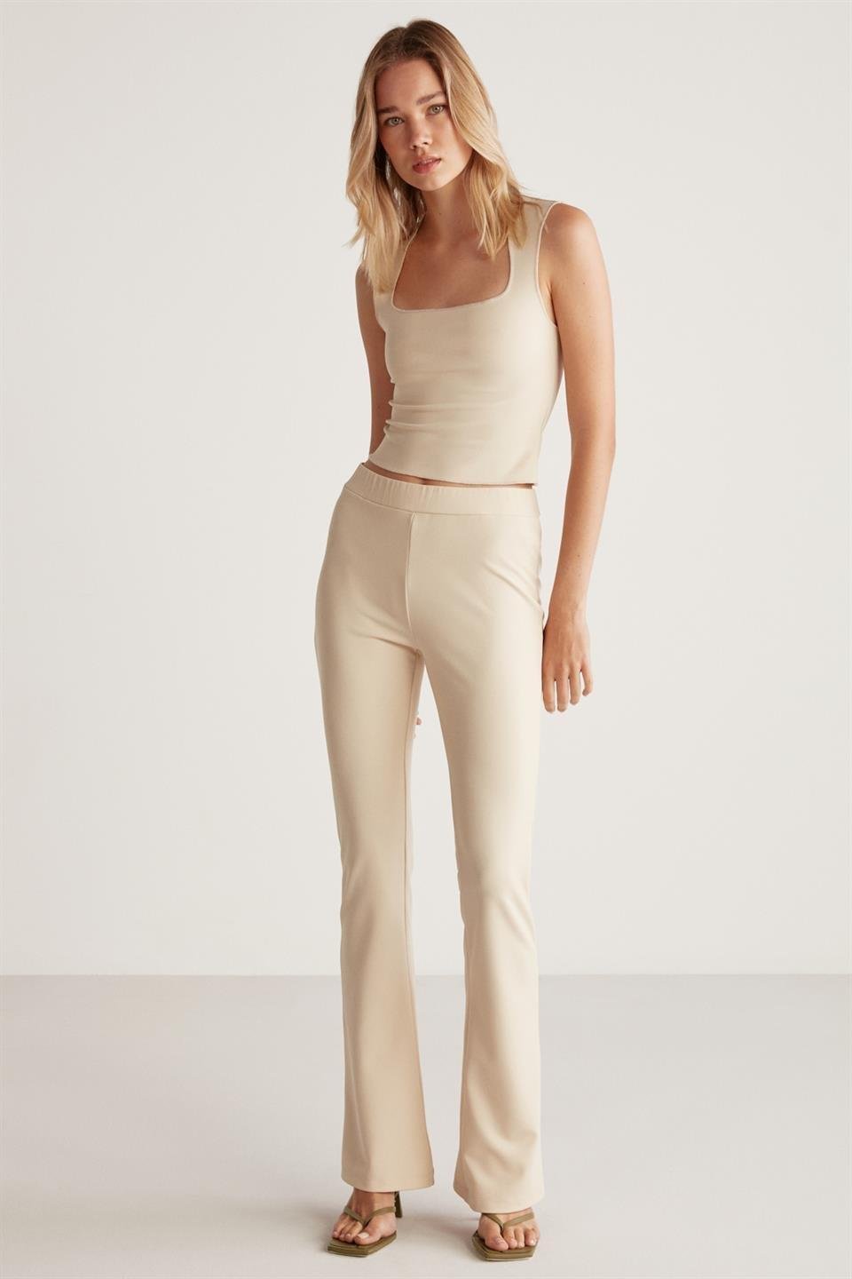 REYNA Kadın Krep Esnek Örme Kumaşlı Kare Yaka Dikişleri Açık Taş Rengi Bluz