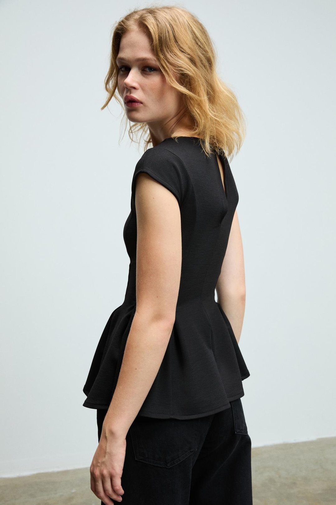 ROLLIE Kadın Bisiklet Yaka Arkada Damla Düğme Detaylı Mini Kısa Kollu Etek Ucu Pileli Peplum Siyah Bluz