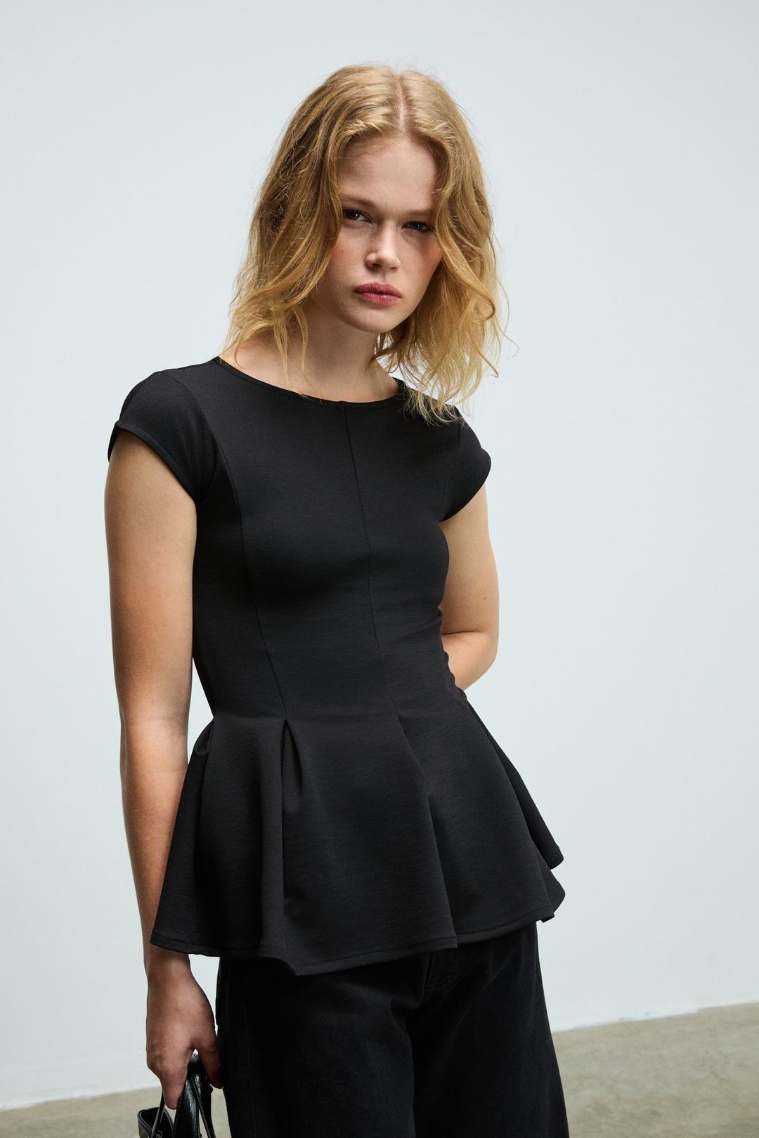 ROLLIE Kadın Bisiklet Yaka Arkada Damla Düğme Detaylı Mini Kısa Kollu Etek Ucu Pileli Peplum Siyah Bluz