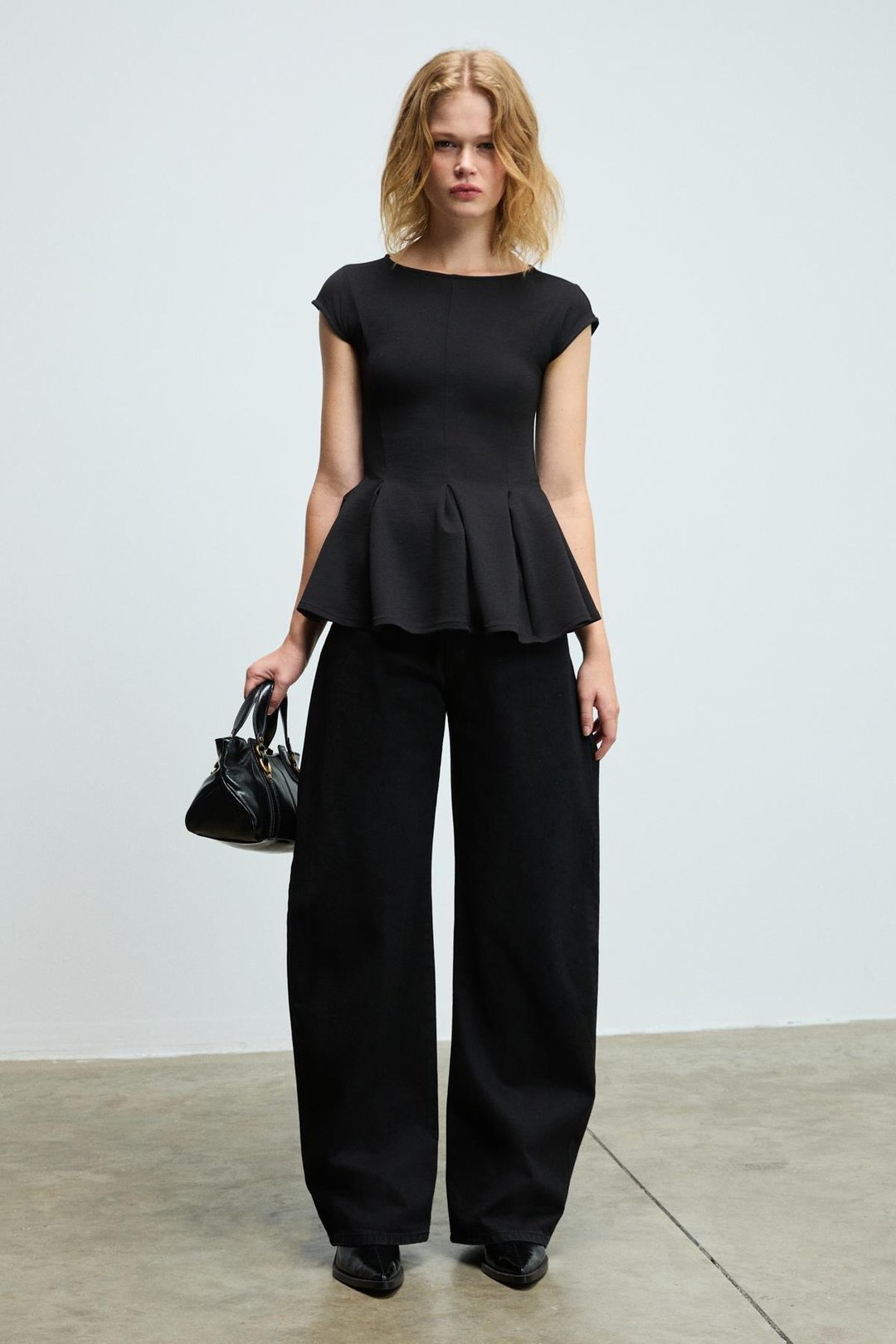 ROLLIE Kadın Bisiklet Yaka Arkada Damla Düğme Detaylı Mini Kısa Kollu Etek Ucu Pileli Peplum Siyah Bluz