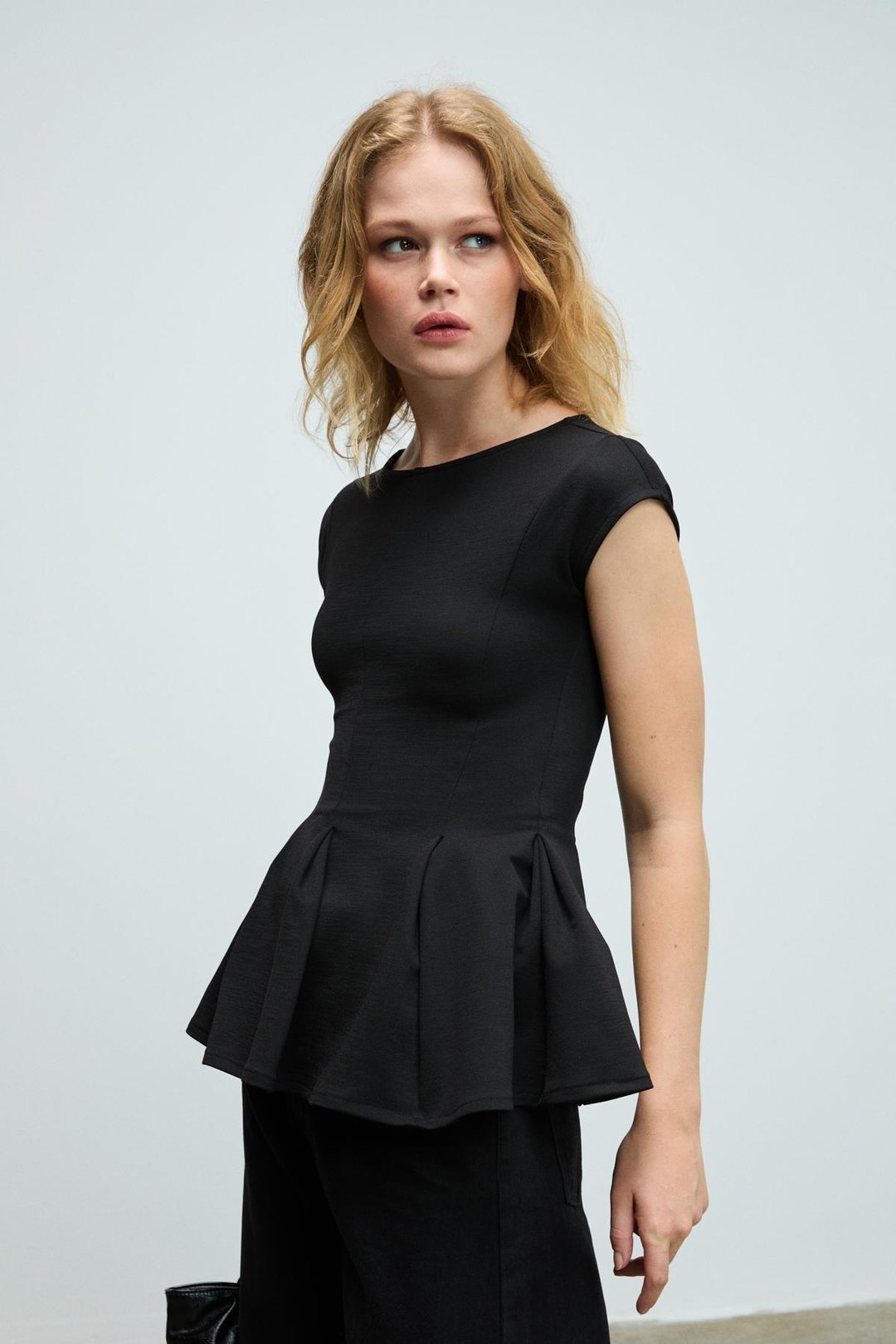 ROLLIE Kadın Bisiklet Yaka Arkada Damla Düğme Detaylı Mini Kısa Kollu Etek Ucu Pileli Peplum Siyah Bluz