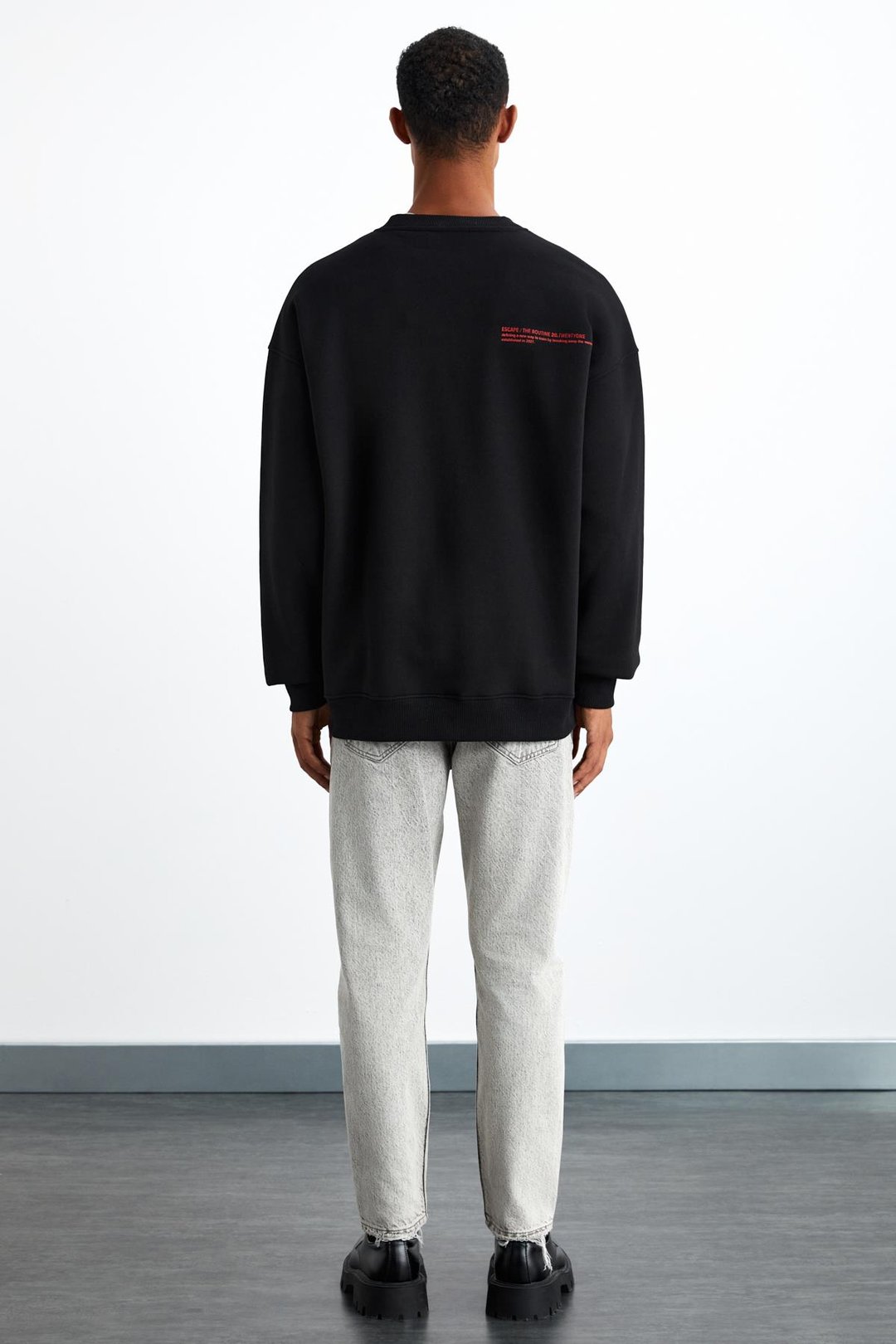 SANTIAGOS Erkek Kangruru Cepli Fermuar Detaylı Arkası Yazı Baskılı Siyah Sweatshirt