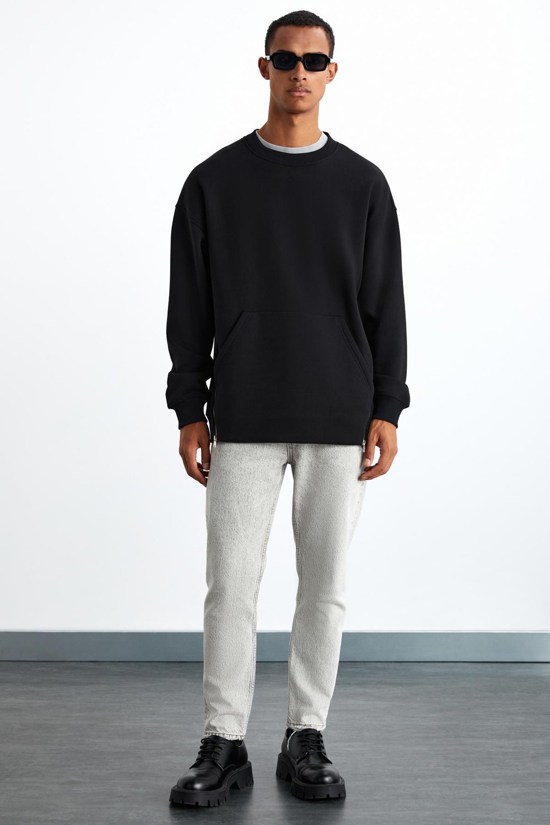 SANTIAGOS Erkek Kangruru Cepli Fermuar Detaylı Arkası Yazı Baskılı Siyah Sweatshirt