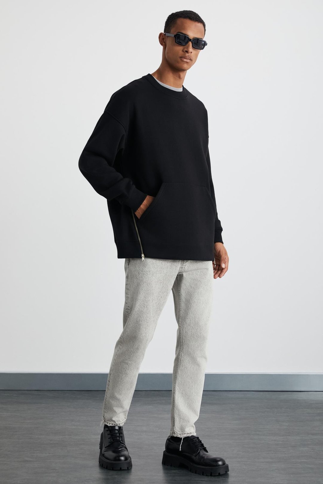 SANTIAGOS Erkek Kangruru Cepli Fermuar Detaylı Arkası Yazı Baskılı Siyah Sweatshirt