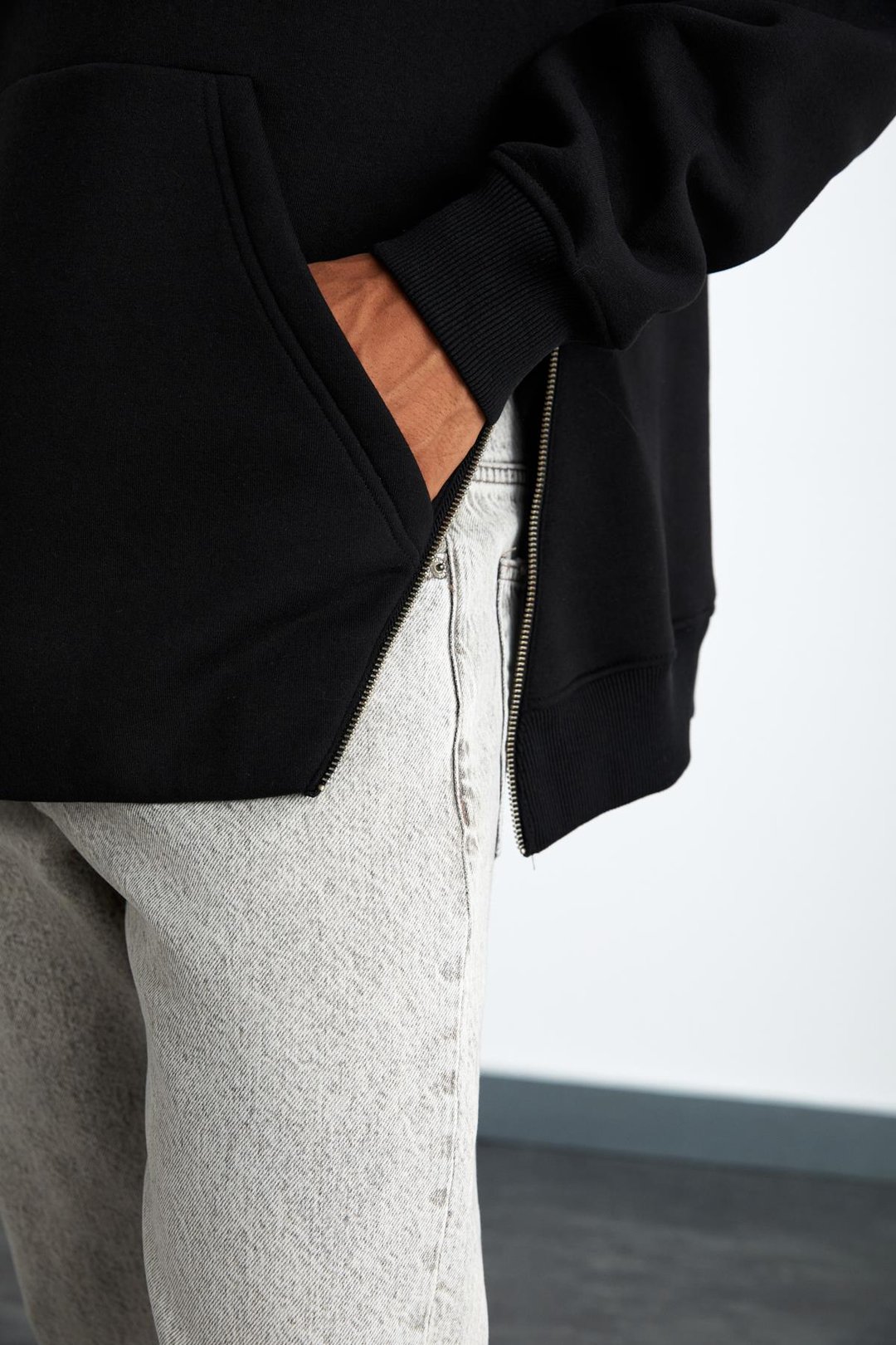 SANTIAGOS Erkek Kangruru Cepli Fermuar Detaylı Arkası Yazı Baskılı Siyah Sweatshirt