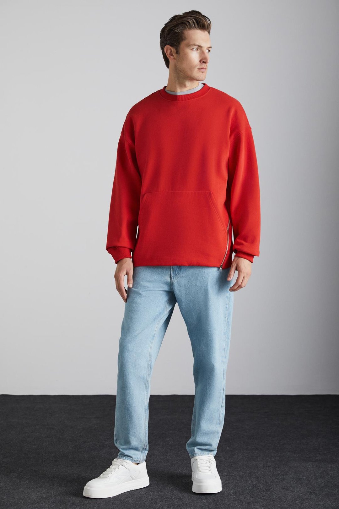 SANTIAGOS Erkek Kangruru Cepli Fermuar Detaylı Arkası Yazı Baskılı Kırmızı Sweatshirt