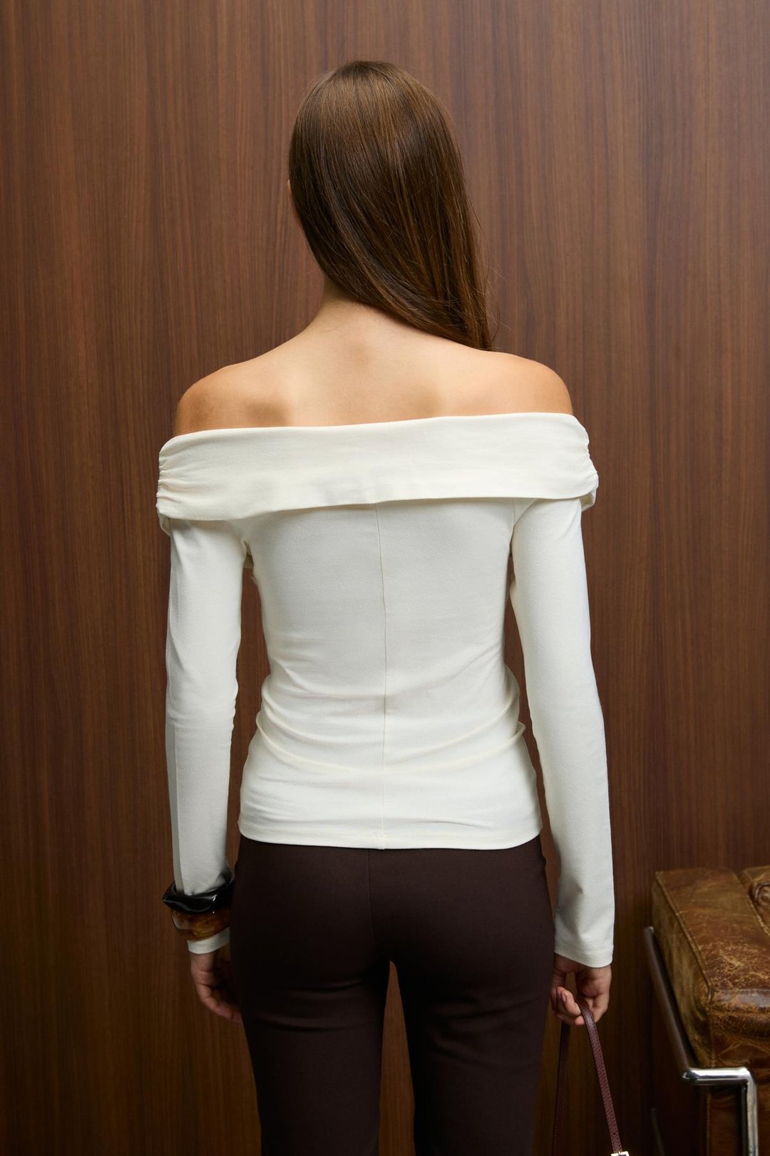 SELUNETTE Kadın Asimetrik Yakalı Omuzu Açık Esnek Kumaşlı Vücudu Saran Slim Fit Ekru Bluz