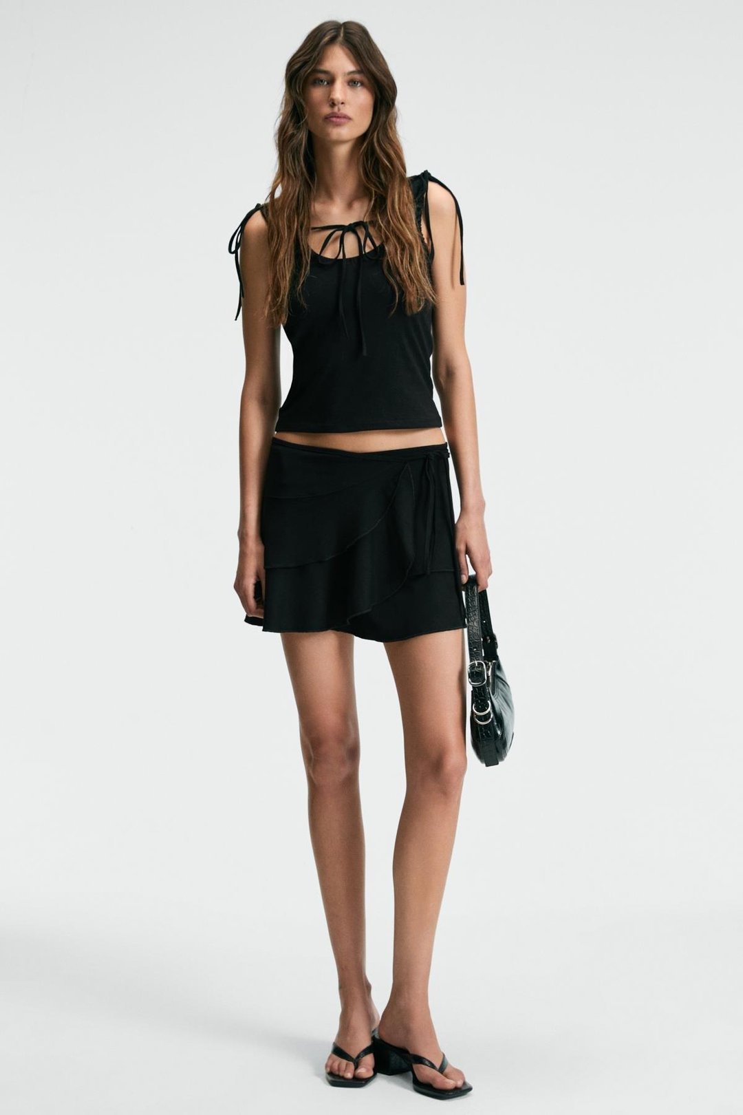 SERALYA Kadın Kolsuz Pencere Yaka Kolevi Büzgü Slim Siyah Bluz