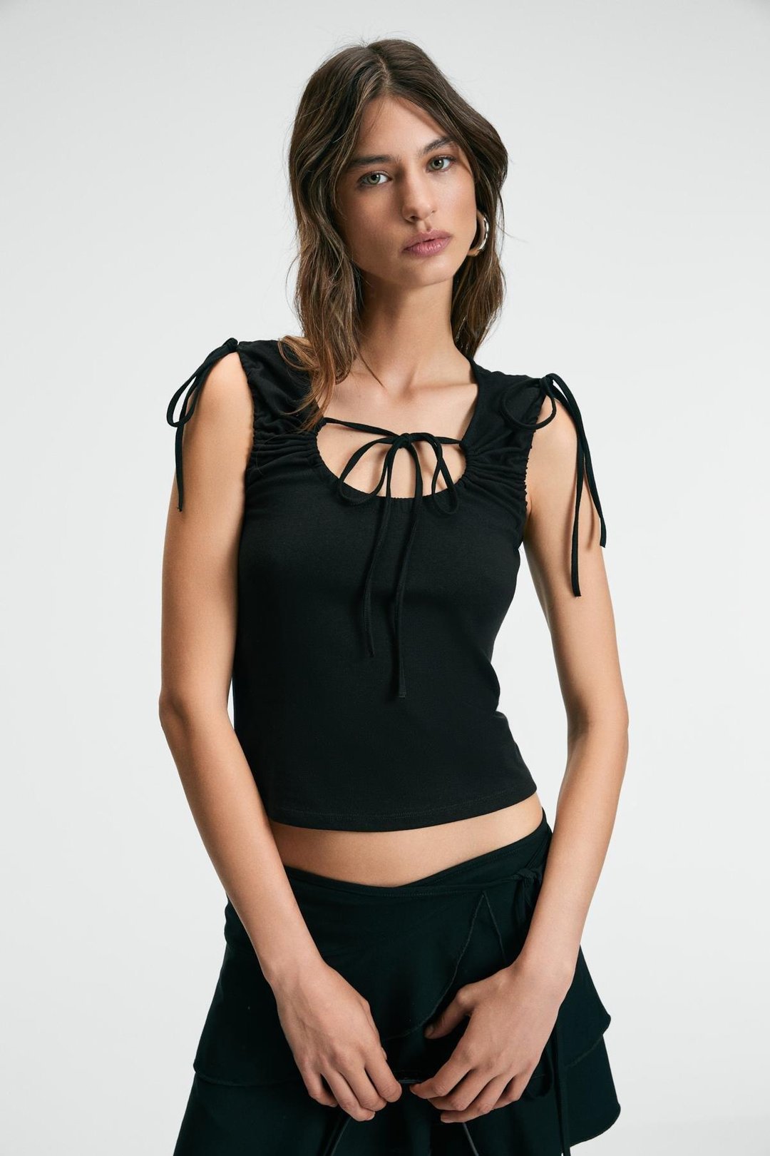 SERALYA Kadın Kolsuz Pencere Yaka Kolevi Büzgü Slim Siyah Bluz