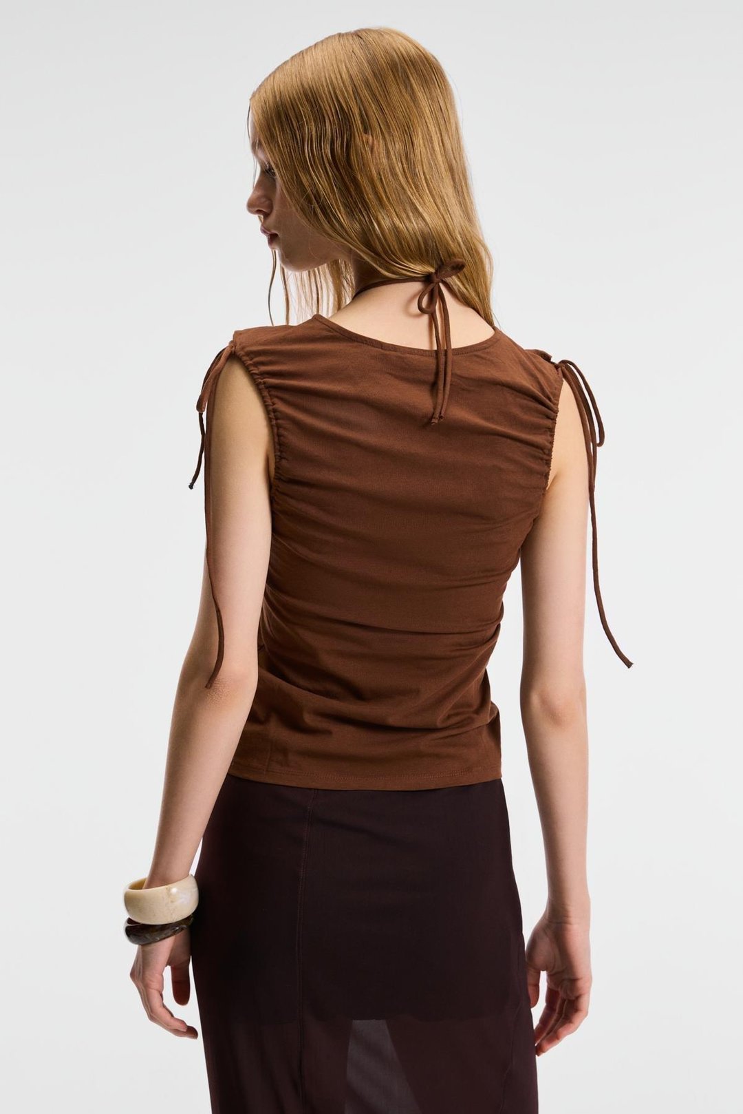 SERALYA Kadın Kolsuz Pencere Yaka Kolevi Büzgü Slim Kahverengi Bluz