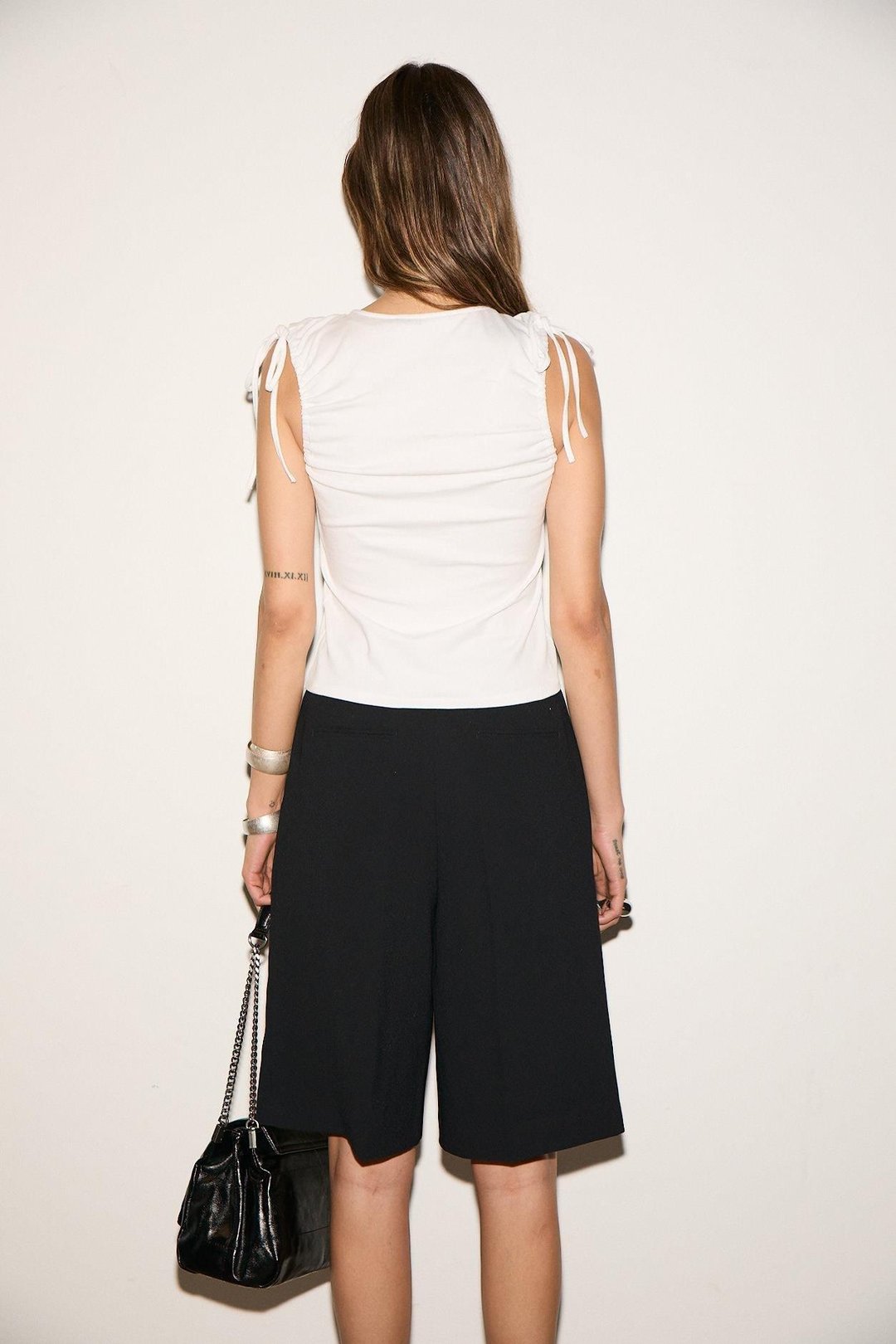 SERALYA Kadın Kolsuz Pencere Yaka Kolevi Büzgü Slim Beyaz Bluz