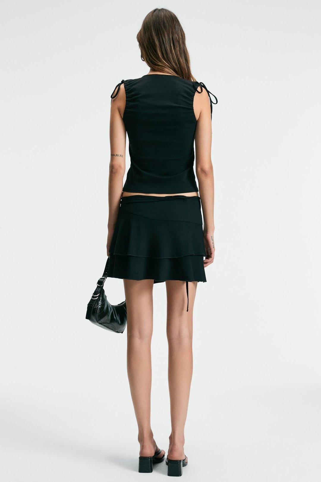 SERALYA Kadın Kolsuz Pencere Yaka Kolevi Büzgü Slim Siyah Bluz