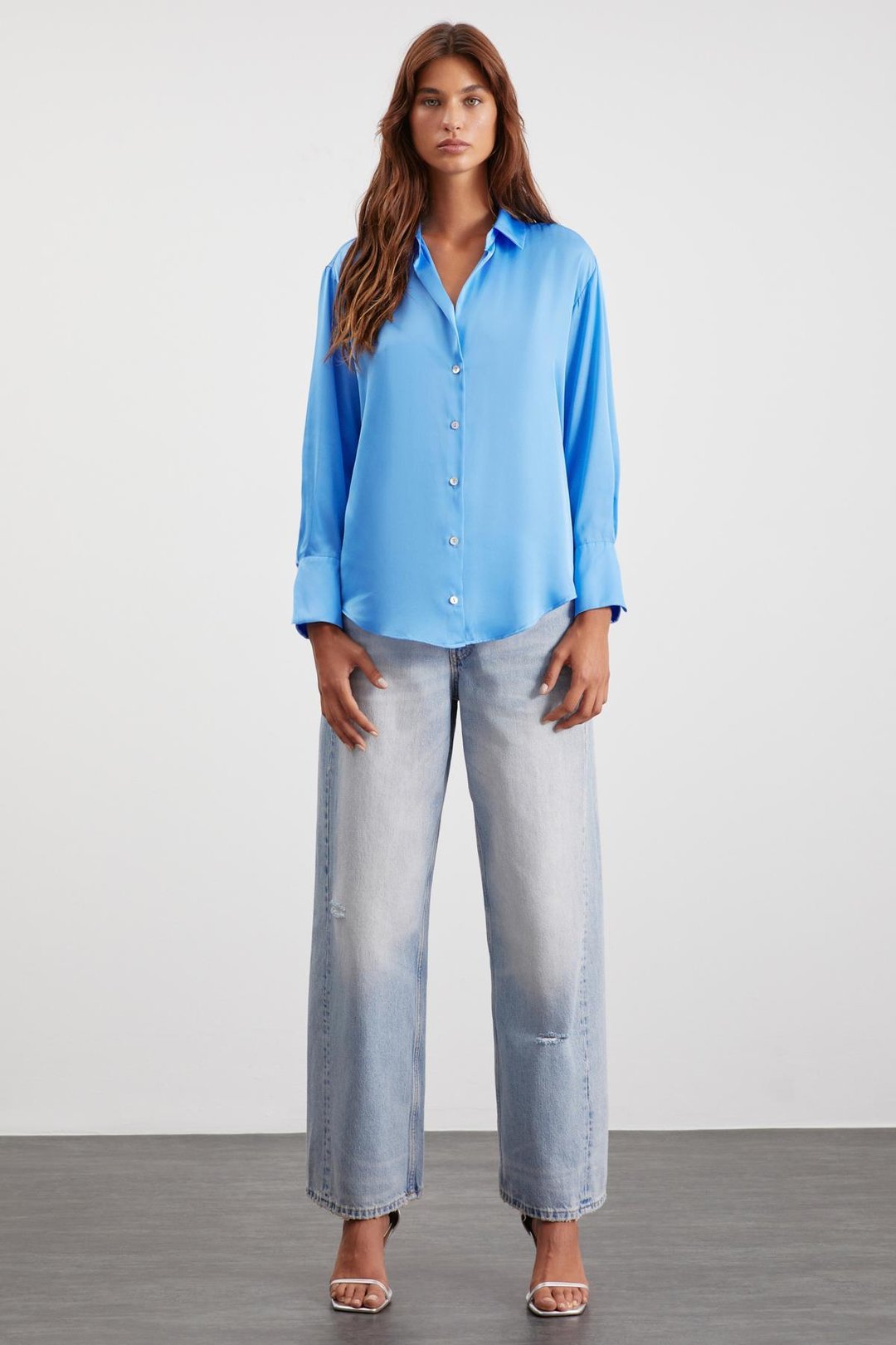 SHEILA Kadın Premium Saten Dokuma Relaxed Fit Rahat Kesim Uzun Kol Cepsiz Mavi Gömlek