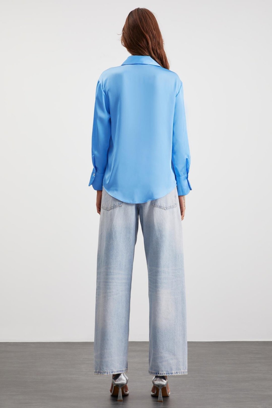 SHEILA Kadın Premium Saten Dokuma Relaxed Fit Rahat Kesim Uzun Kol Cepsiz Mavi Gömlek