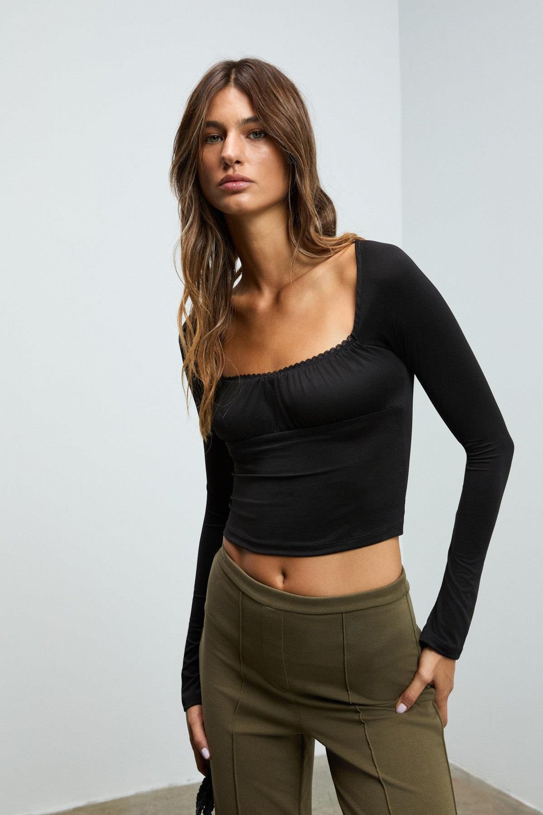 SILIVRA Kadın Havuz Yakalı Esnek Kumaşlı Slim Fit Siyah Bluz