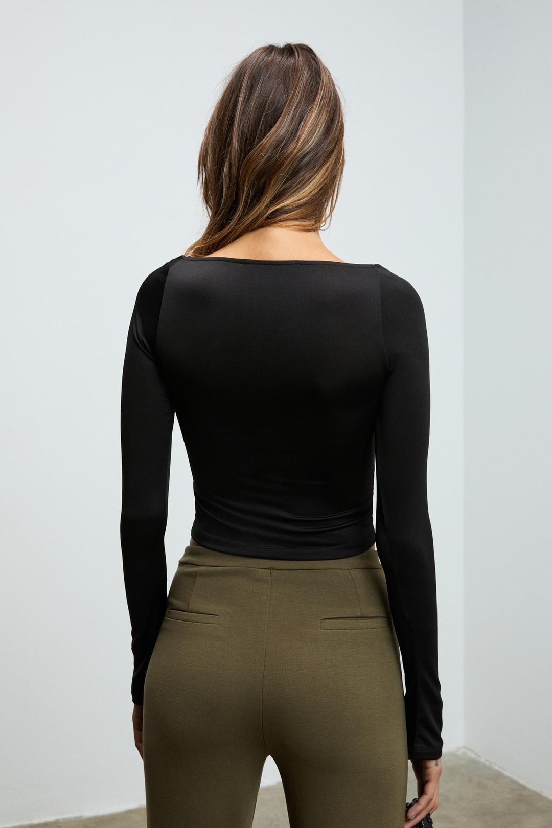 SILIVRA Kadın Havuz Yakalı Esnek Kumaşlı Slim Fit Siyah Bluz